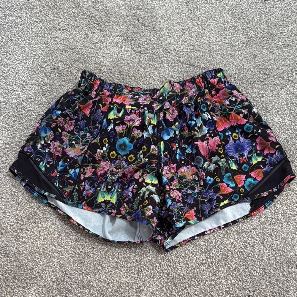 Lululemon Hotty Hot Low Rise Lined Short 4”